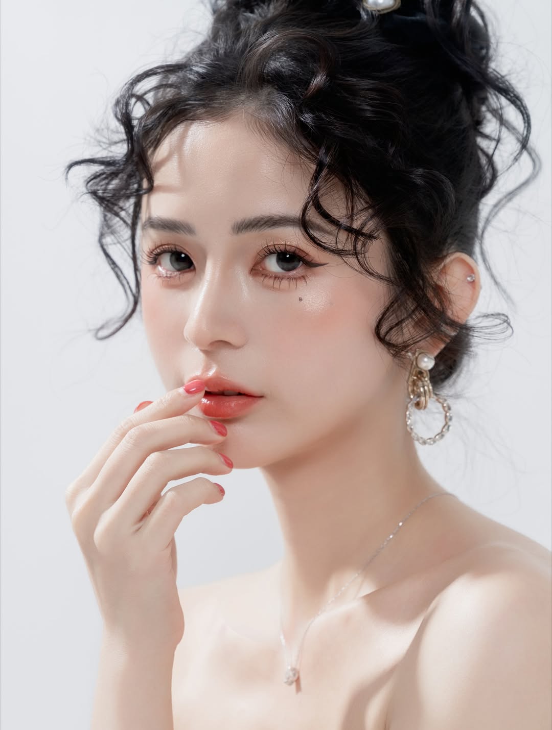 【正妹】辰辰生日写真照，笑容里带着一丝俏皮和自信！