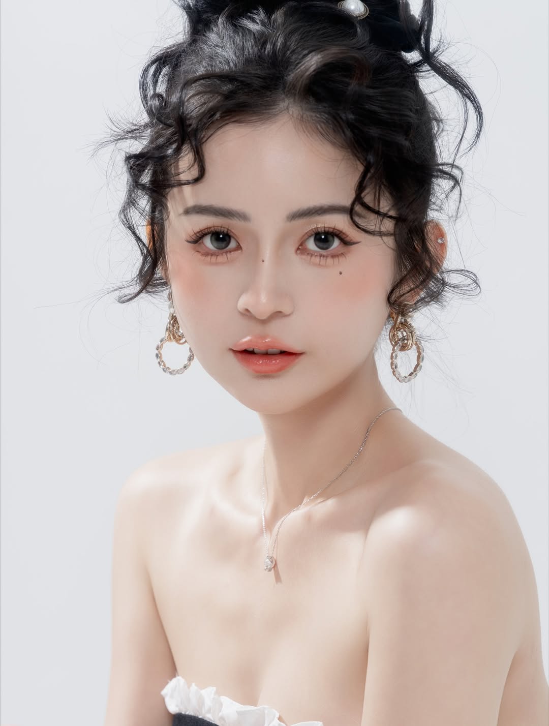 【正妹】辰辰生日写真照，笑容里带着一丝俏皮和自信！