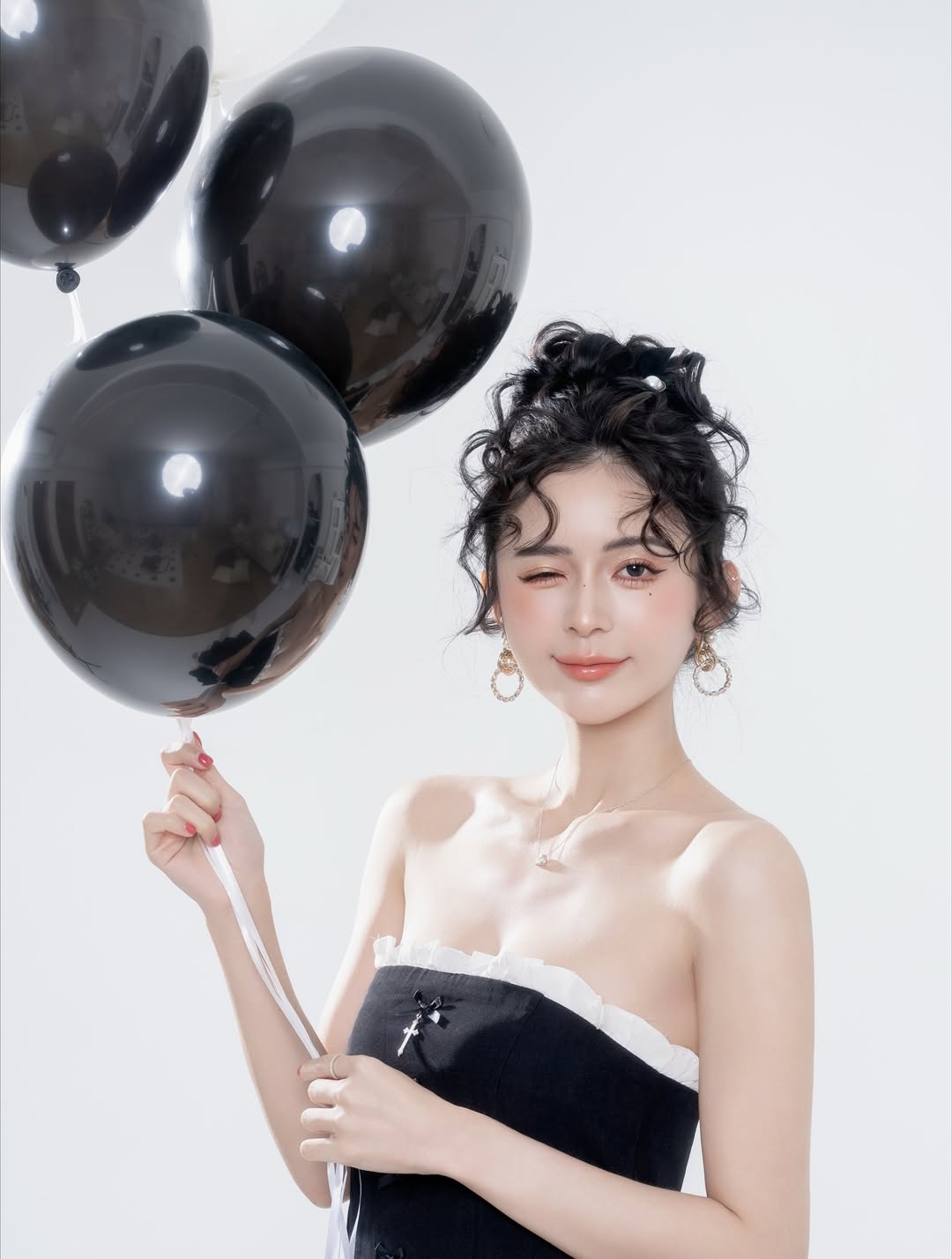 【正妹】辰辰生日写真照，笑容里带着一丝俏皮和自信！