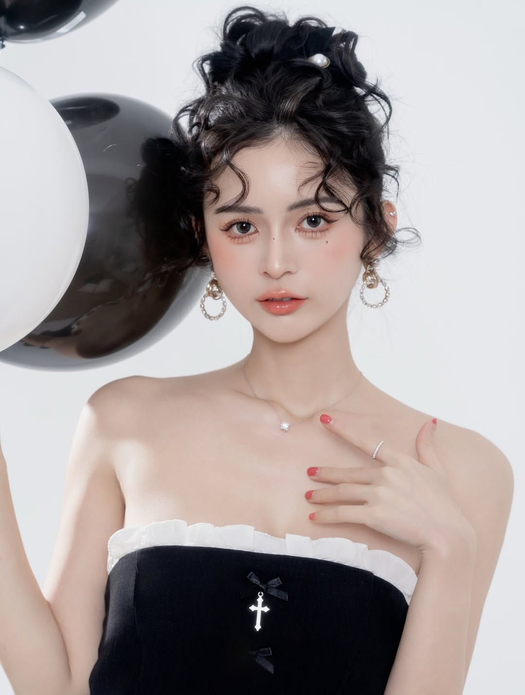 【正妹】辰辰生日写真照，笑容里带着一丝俏皮和自信！