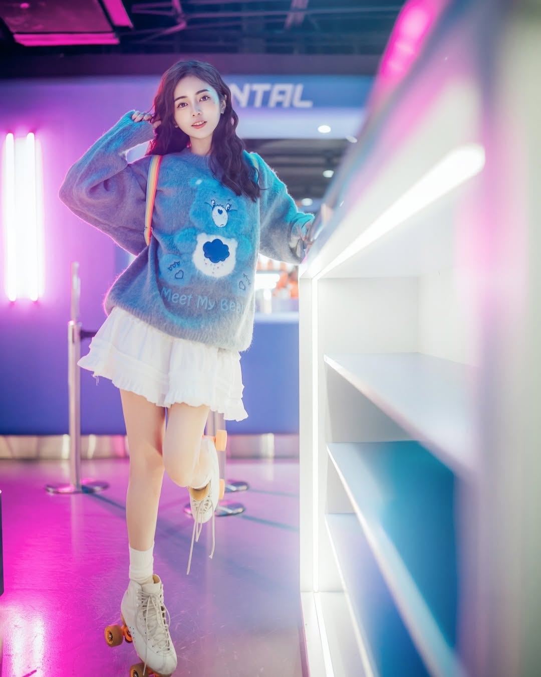 【正妹】辰辰旱冰场拍照，过好每一天微笑就足够迷人！