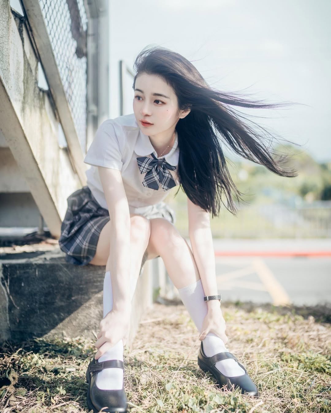 【正妹】辰辰白丝JK制服，她的微笑在镜头前光彩照人！