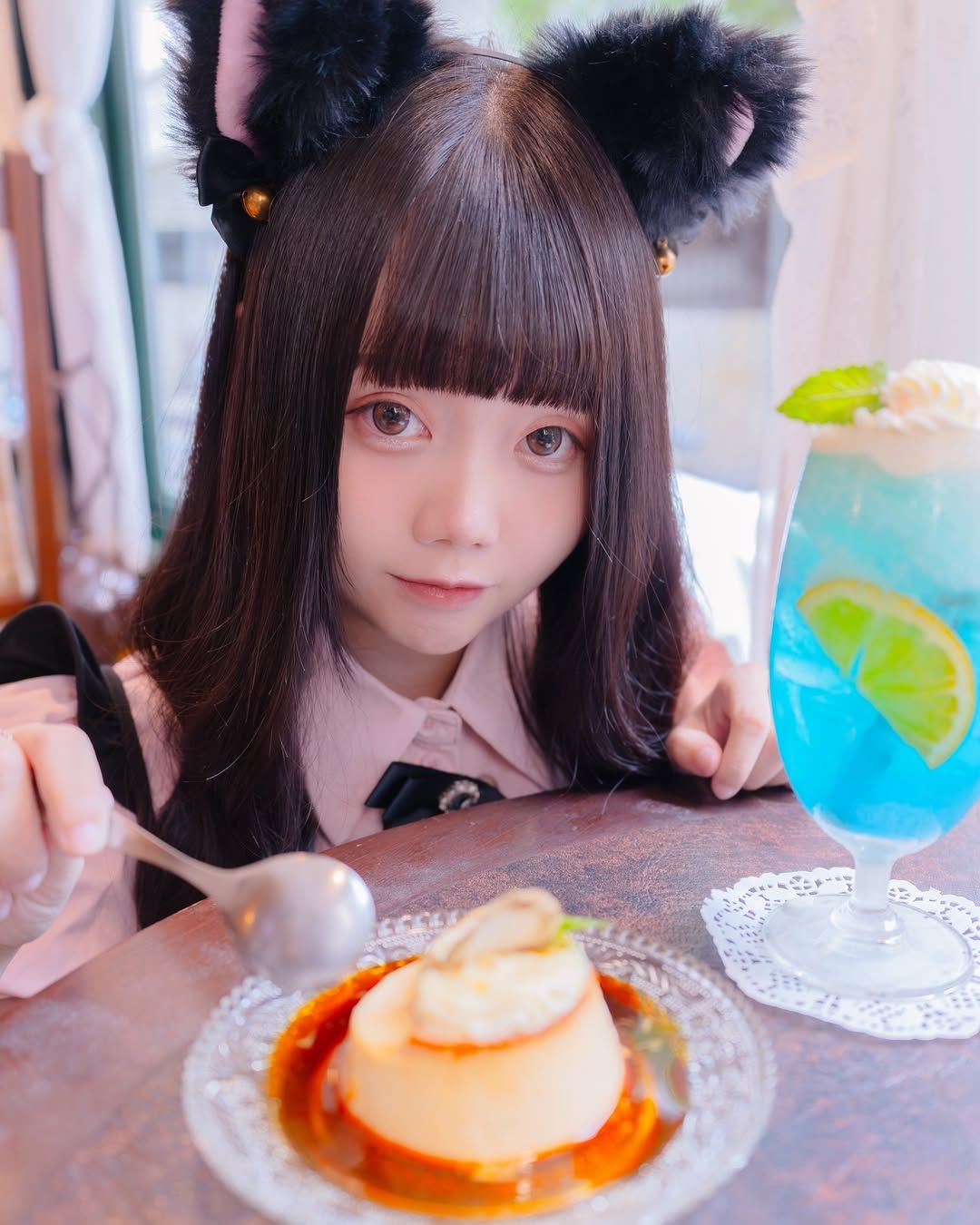 【正妹】语乔淘气又清新的装扮，在甜品餐厅拍美照！