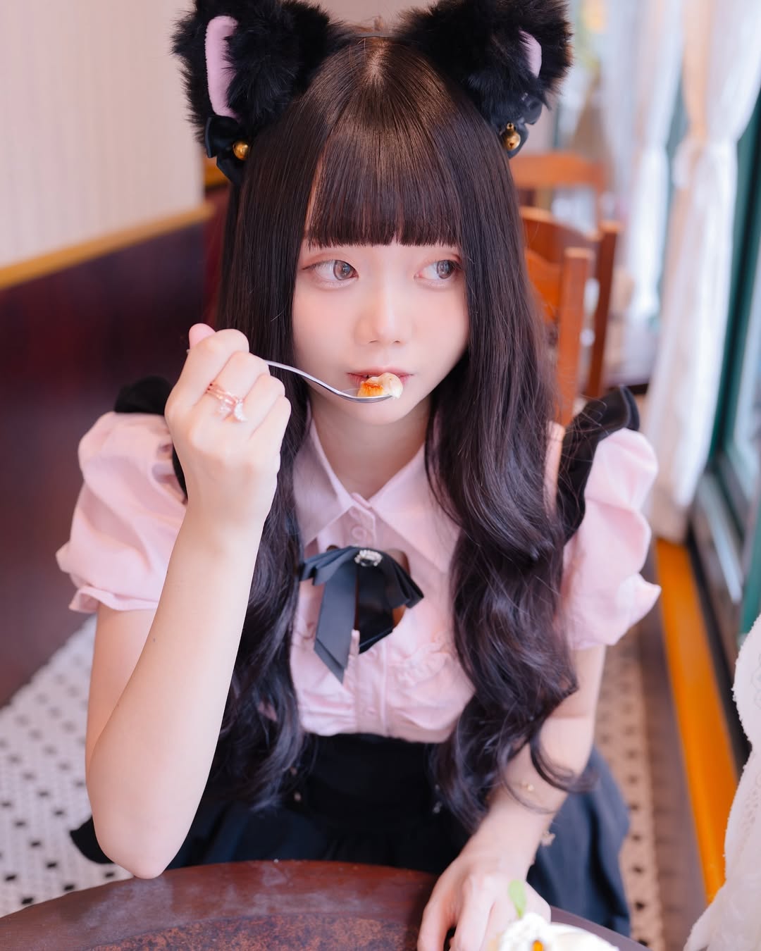 【正妹】语乔淘气又清新的装扮，在甜品餐厅拍美照！