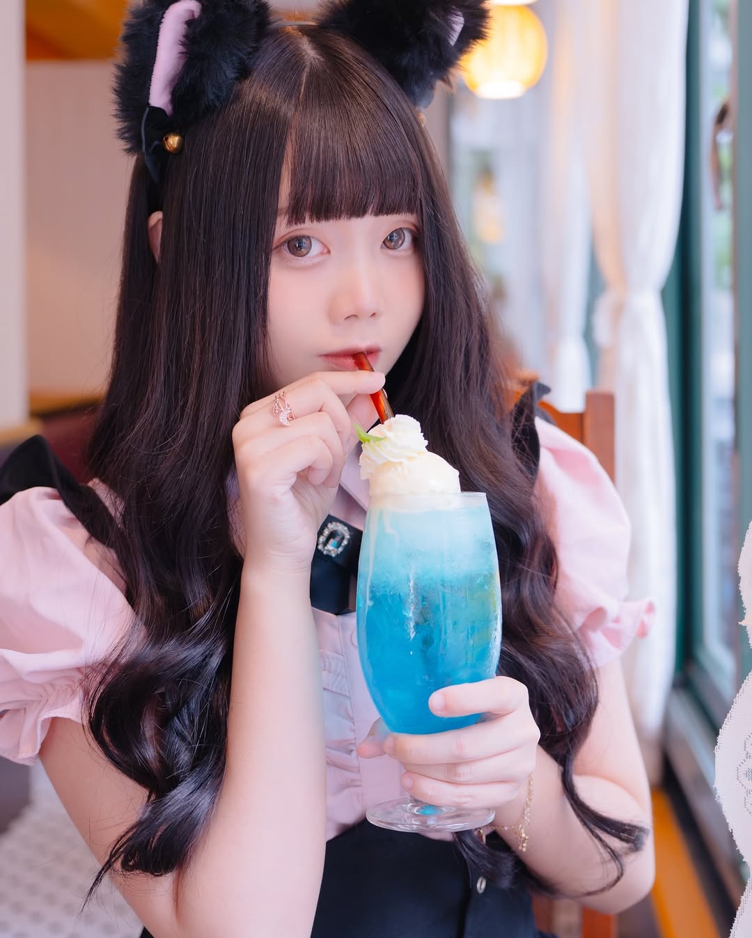 【正妹】语乔淘气又清新的装扮，在甜品餐厅拍美照！