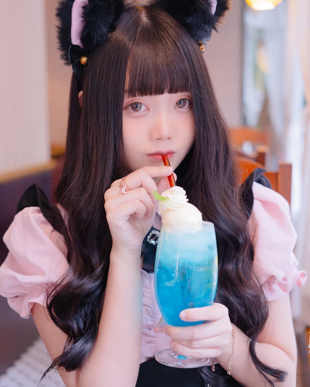 【正妹】语乔淘气又清新的装扮，在甜品餐厅拍美照！