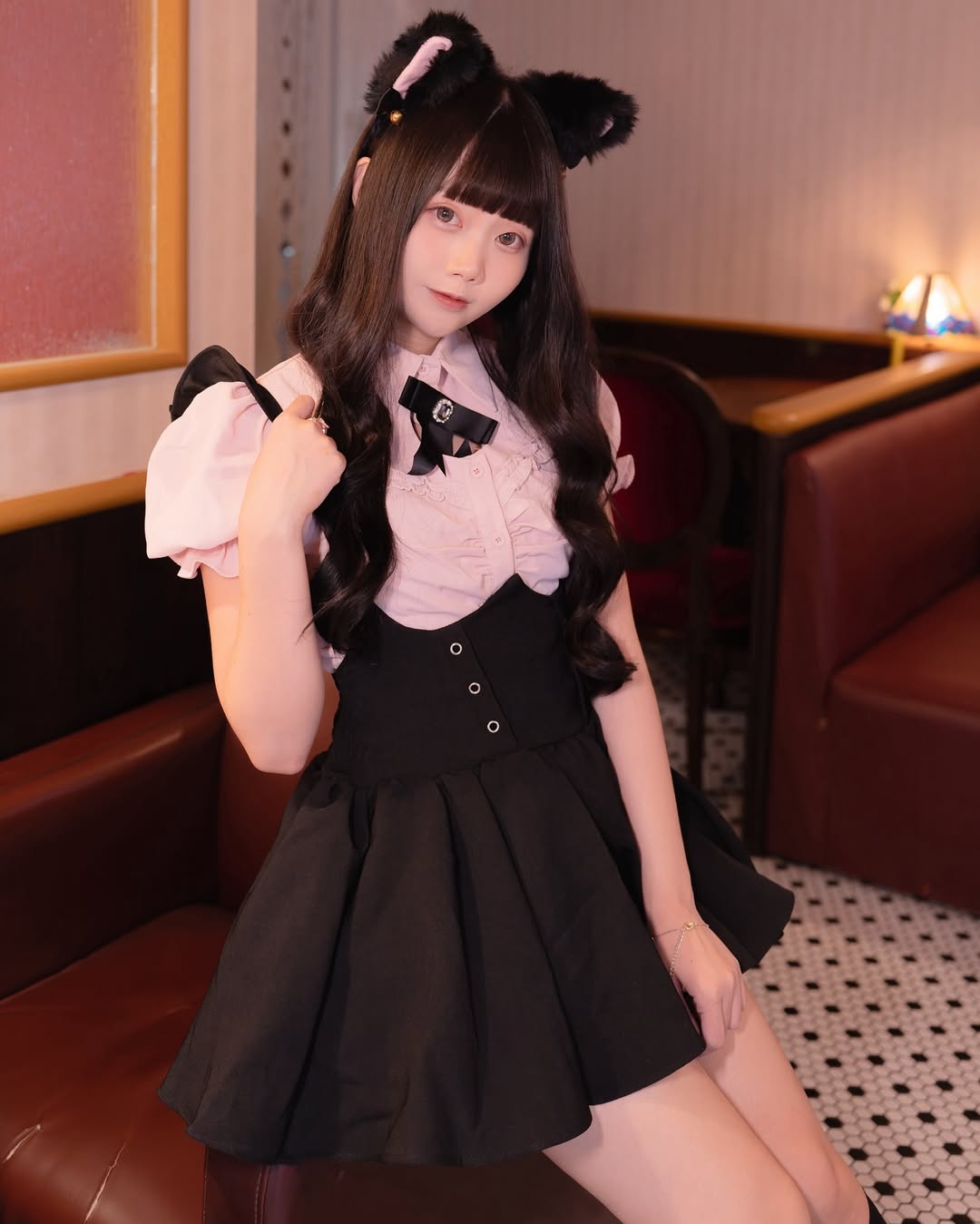 【正妹】语乔淘气又清新的装扮,在甜品餐厅拍美照!