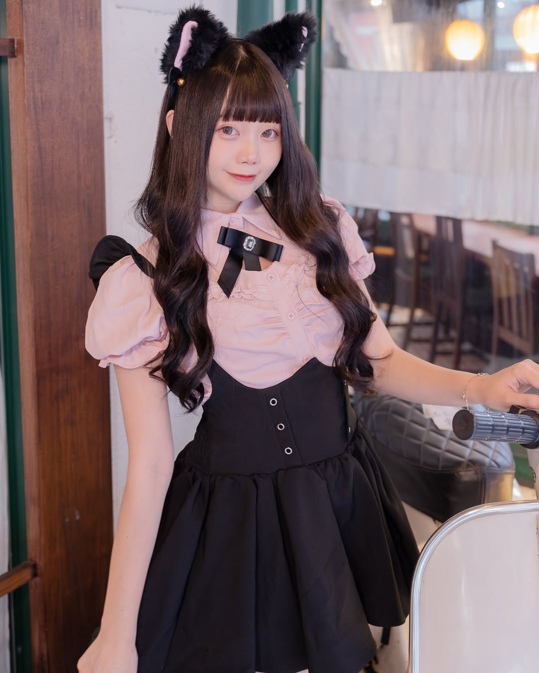 【正妹】语乔淘气又清新的装扮，在甜品餐厅拍美照！