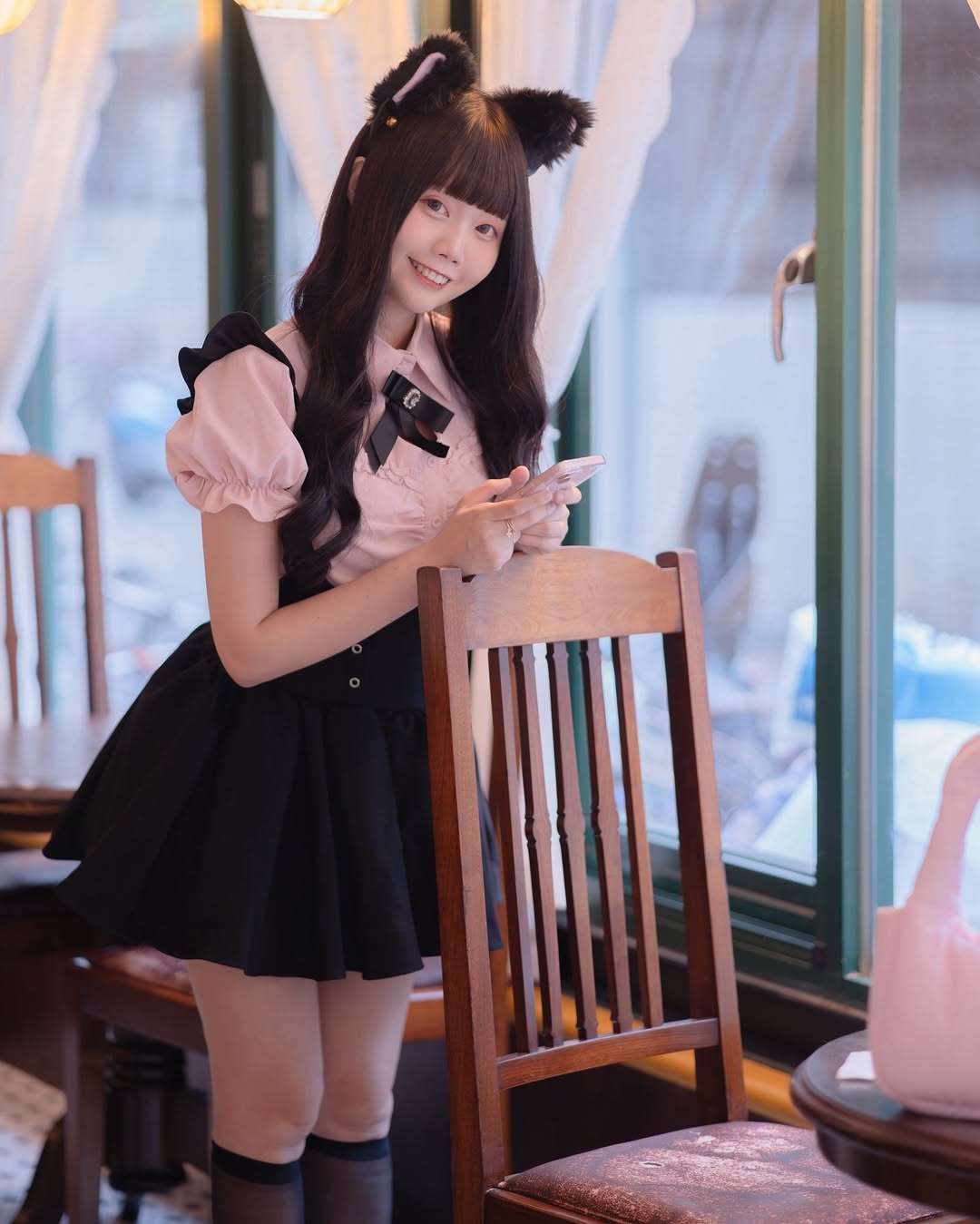 【正妹】语乔淘气又清新的装扮，在甜品餐厅拍美照！