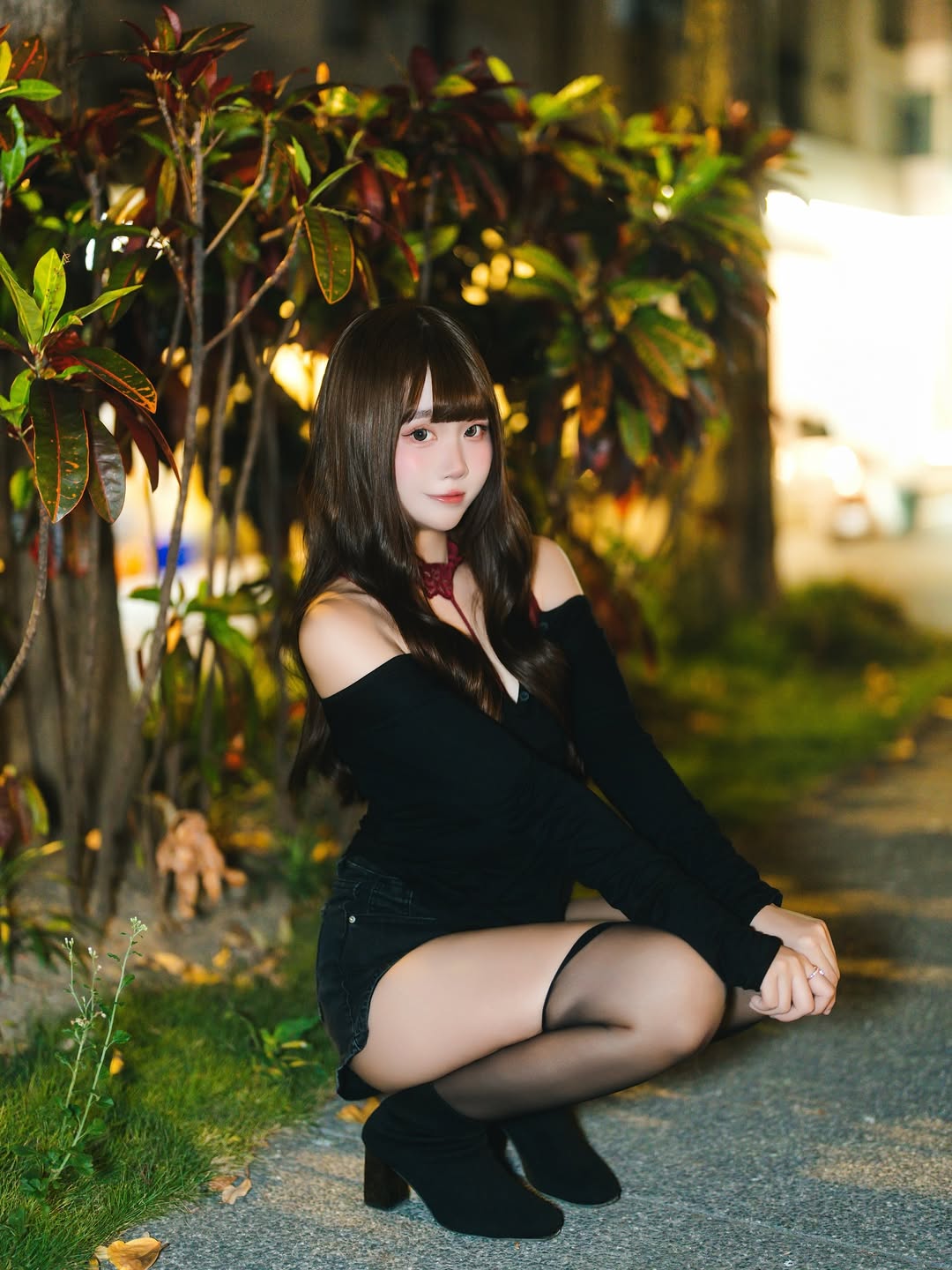 【正妹】语乔黑丝高跟鞋夜景街拍，夜色美景想入非非！