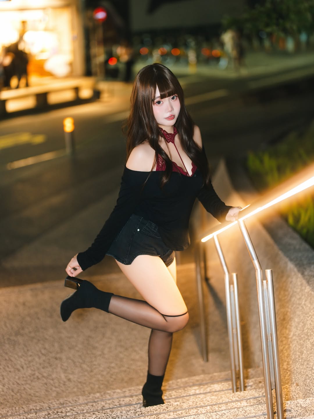 【正妹】语乔黑丝高跟鞋夜景街拍，夜色美景想入非非！