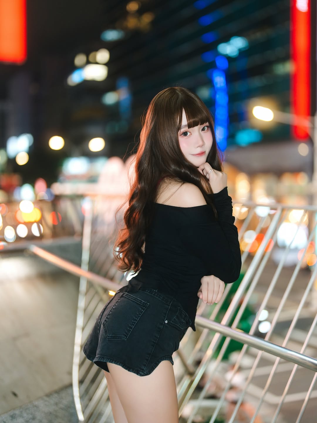 【正妹】语乔黑丝高跟鞋夜景街拍，夜色美景想入非非！