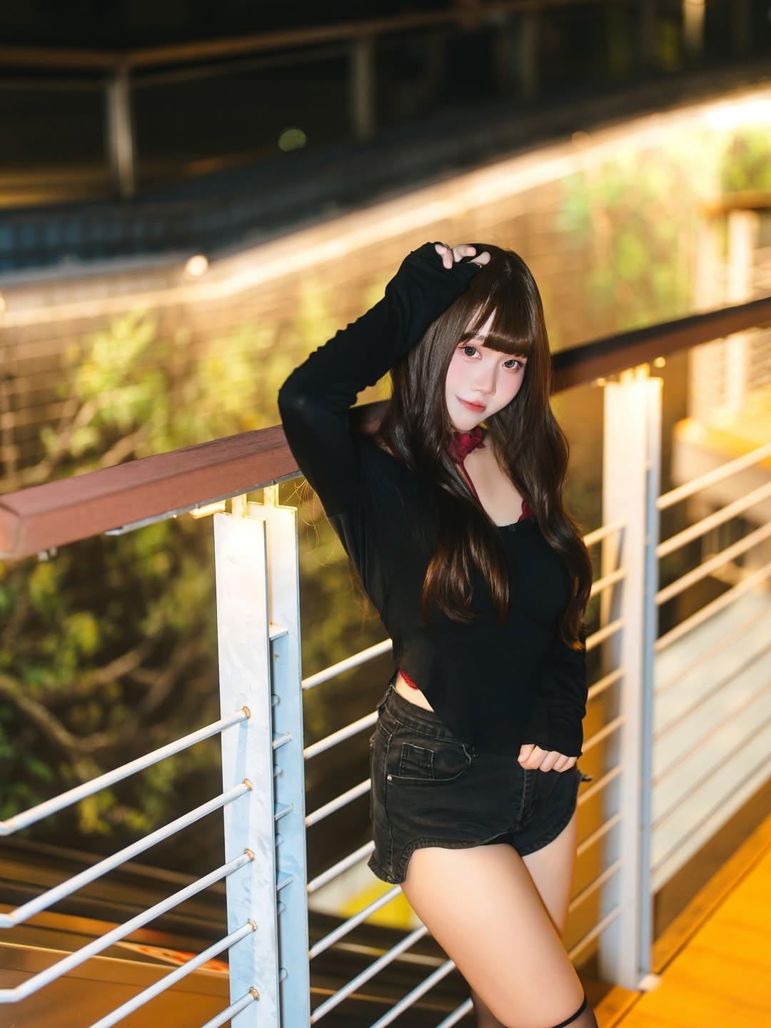 【正妹】语乔黑丝高跟鞋夜景街拍，夜色美景想入非非！