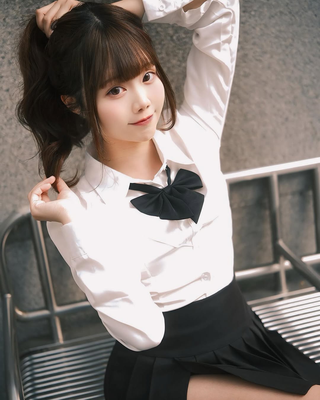 【正妹】语乔黑丝JK制服，甜笑让人一眼就恋爱！