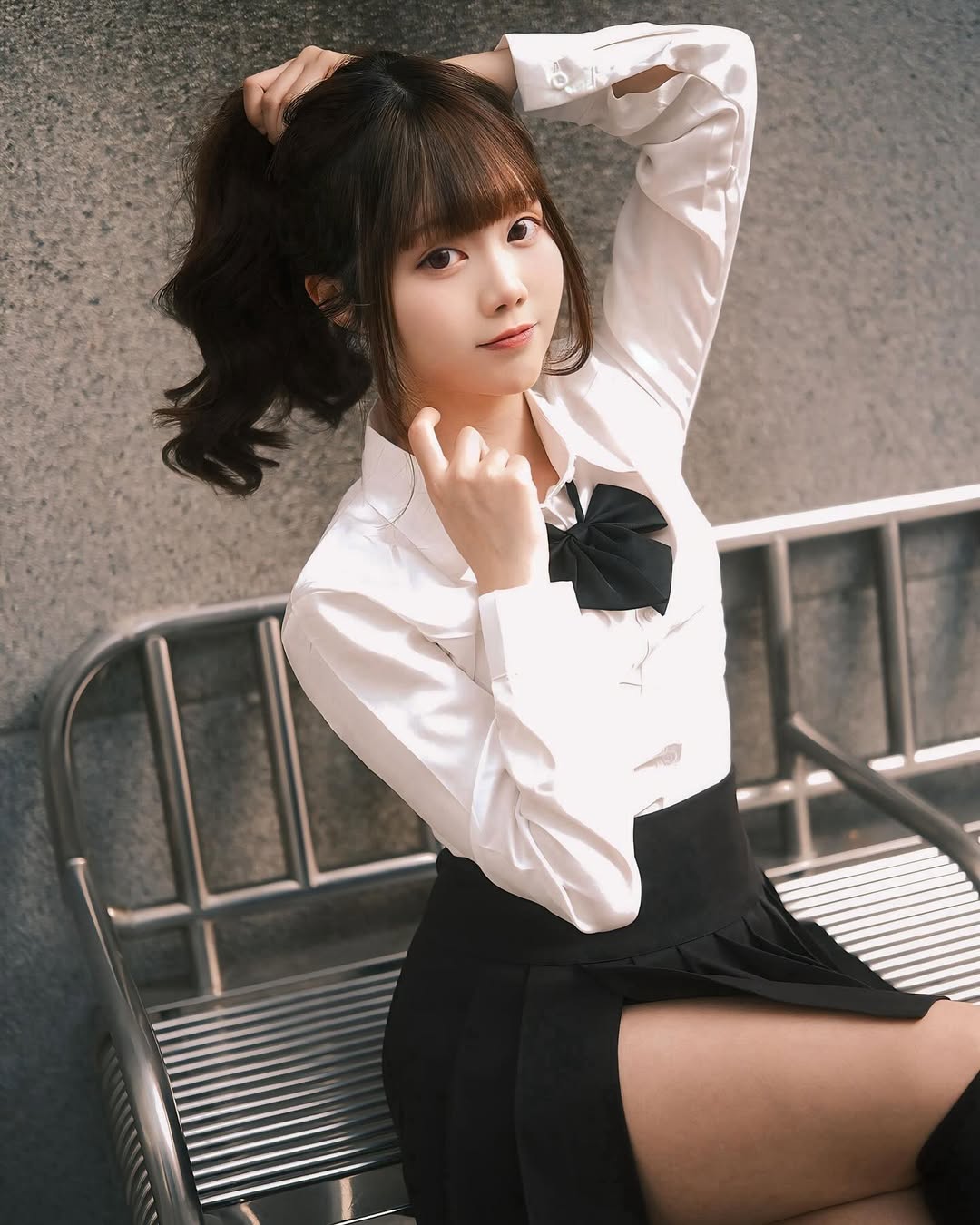 【正妹】语乔黑丝JK制服，甜笑让人一眼就恋爱！