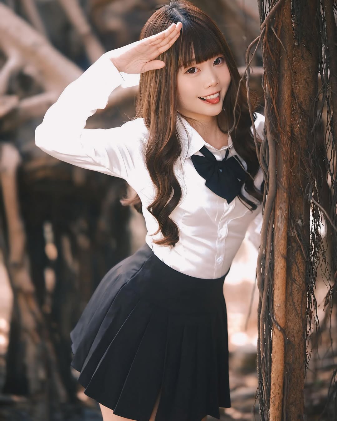 【正妹】语乔黑丝JK制服，甜笑让人一眼就恋爱！