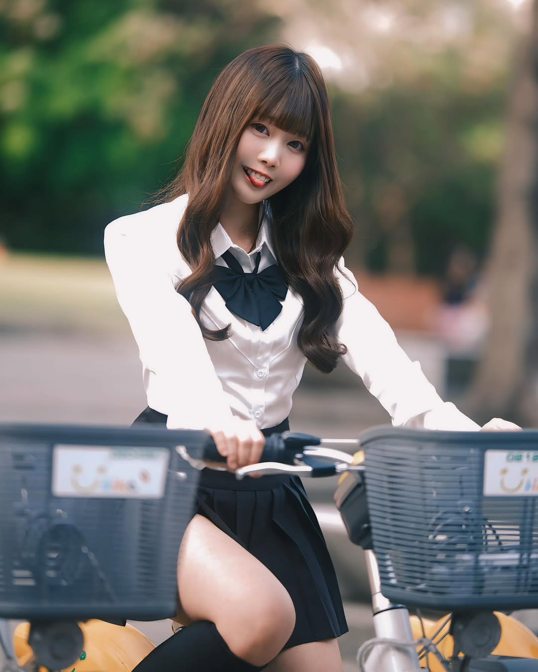 【正妹】语乔黑丝JK制服，甜笑让人一眼就恋爱！