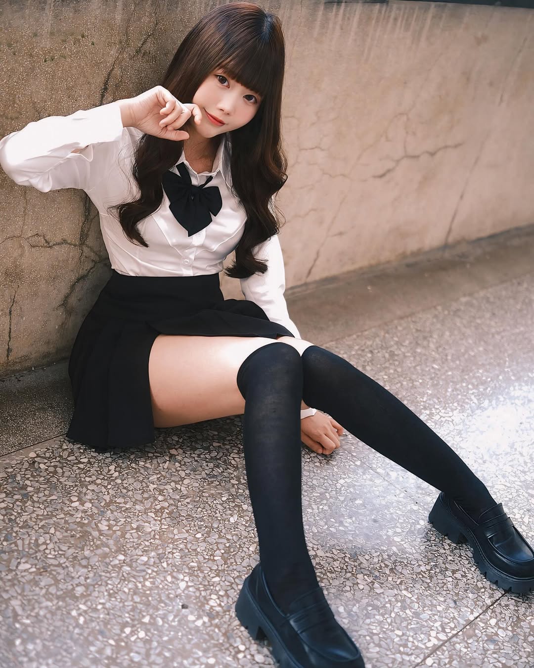 【正妹】语乔黑丝JK制服，甜笑让人一眼就恋爱！