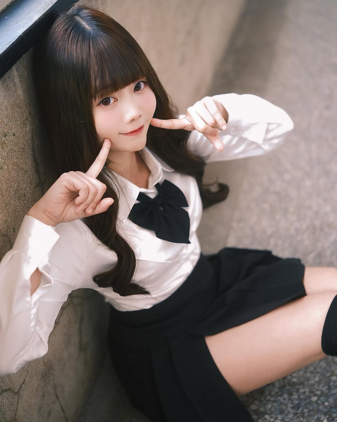 【正妹】语乔黑丝JK制服，甜笑让人一眼就恋爱！