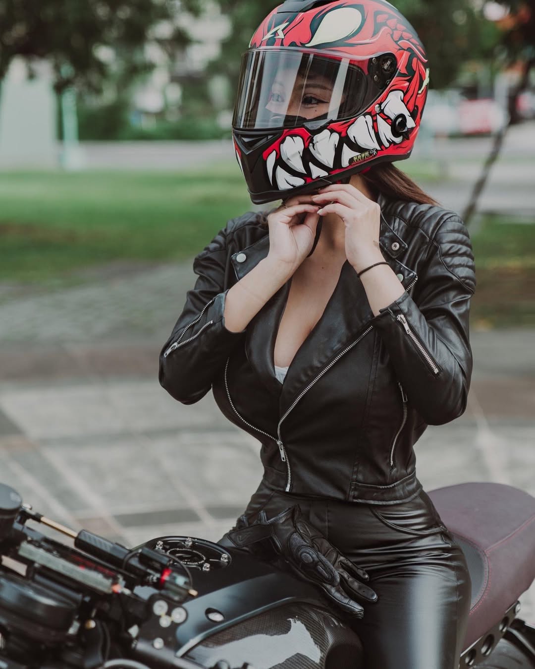 【正妹】艾妃Aifei机车女神火辣美照，这画面太美我不敢看！