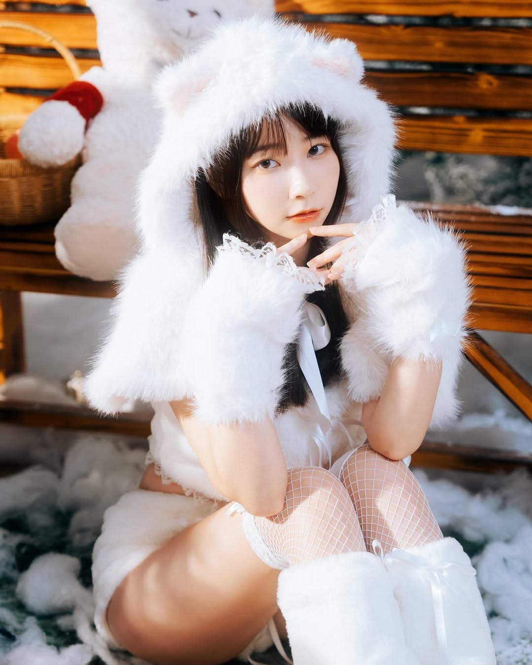 【正妹】陈QQ白丝毛绒短写真，一切光影柔和而有故事！