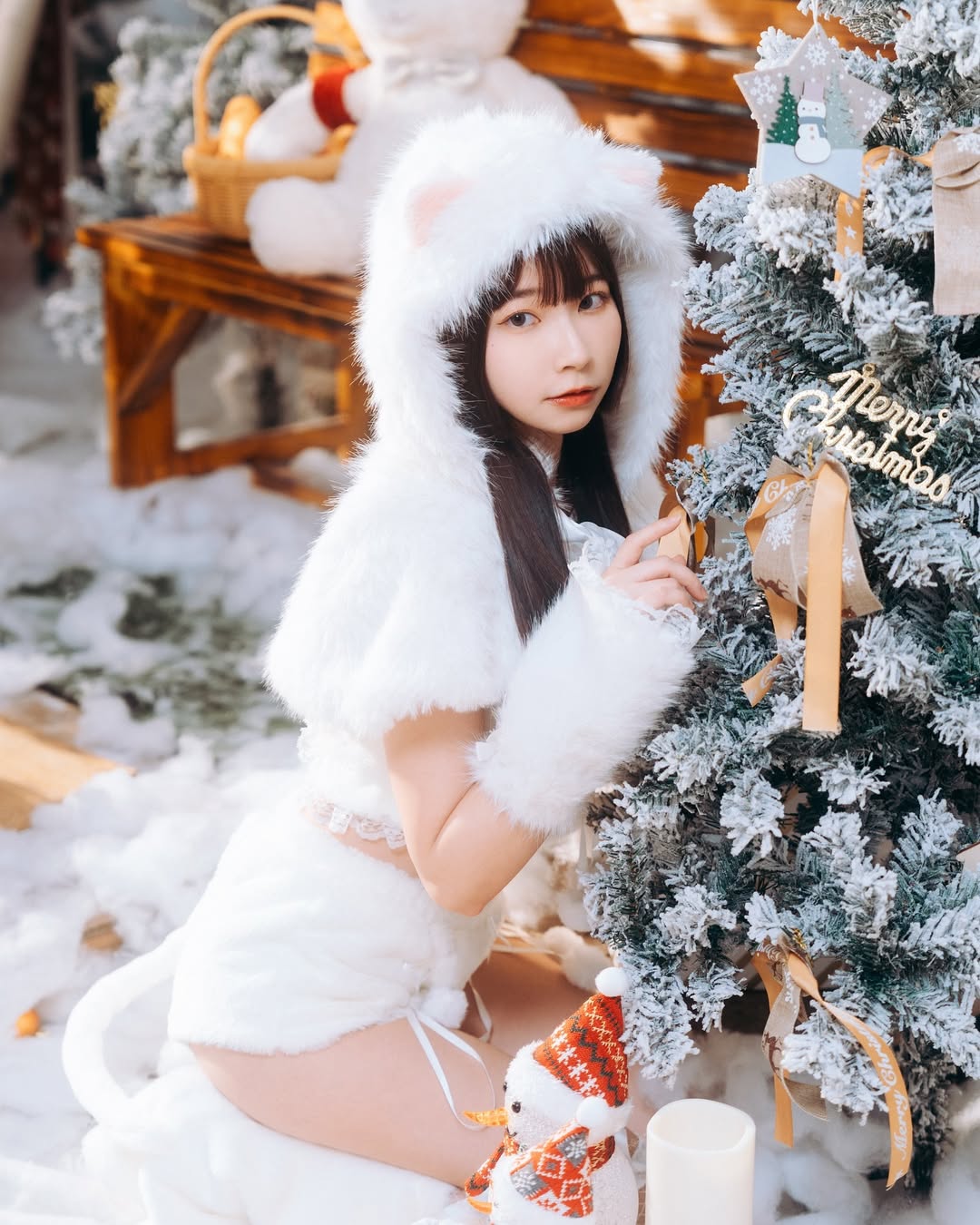 【正妹】陈QQ白丝毛绒短写真，一切光影柔和而有故事！