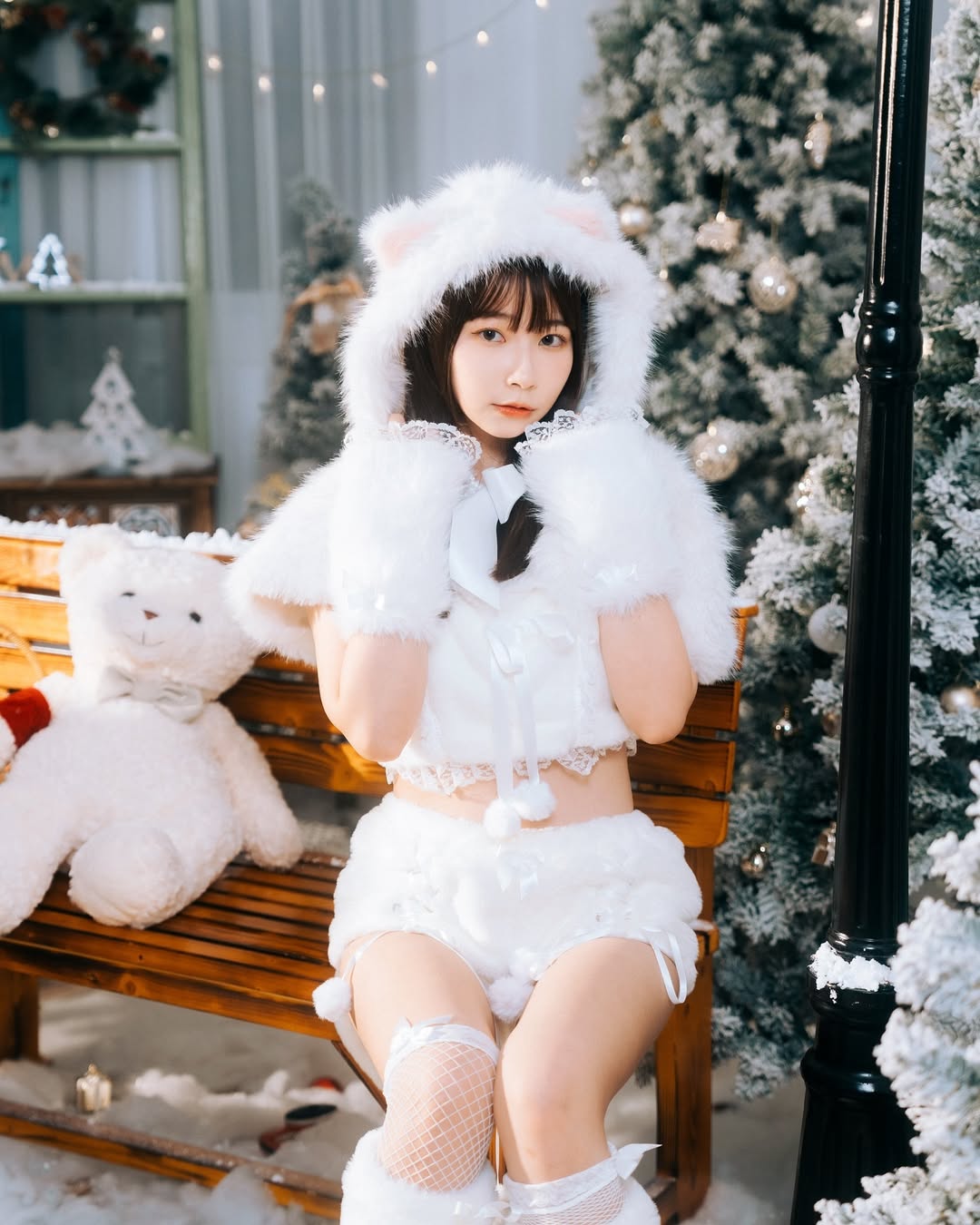 【正妹】陈QQ白丝毛绒短写真，一切光影柔和而有故事！