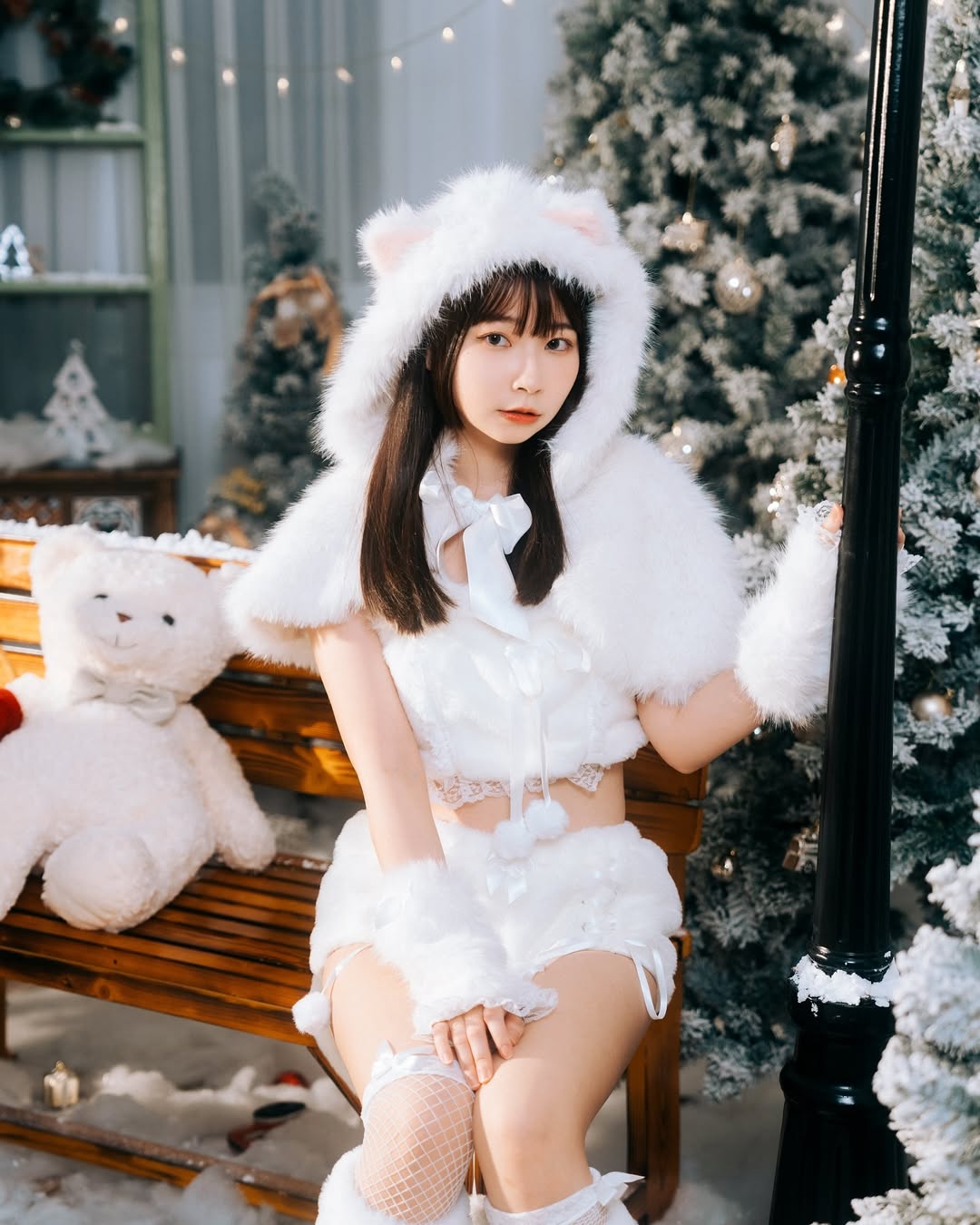 【正妹】陈QQ白丝毛绒短写真，一切光影柔和而有故事！