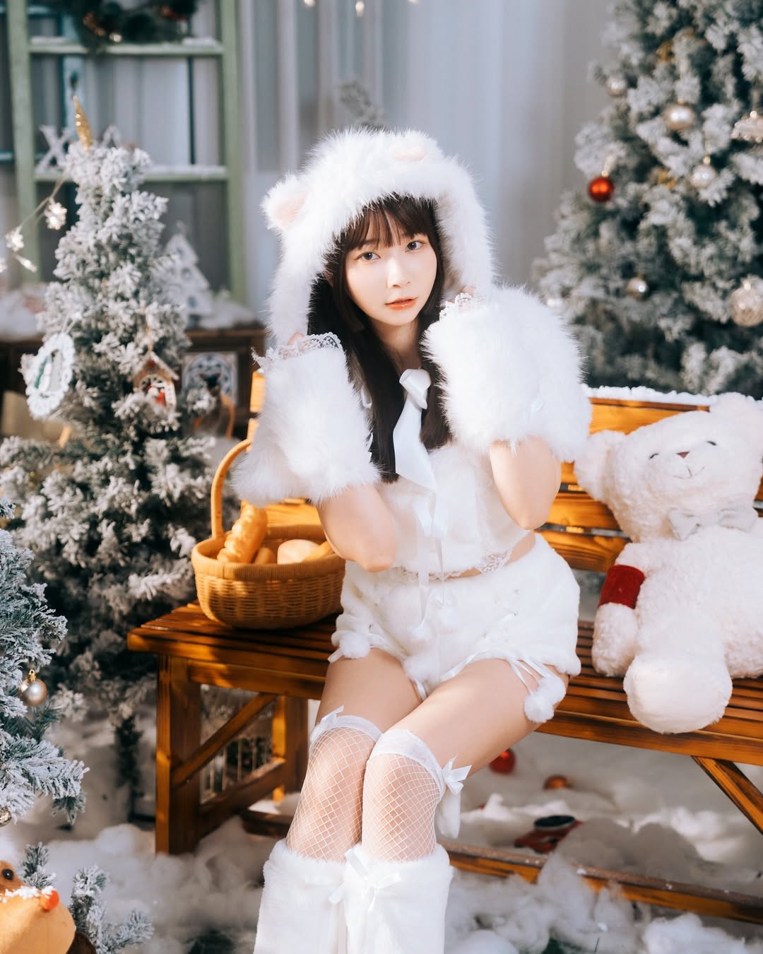 【正妹】陈QQ白丝毛绒短写真，一切光影柔和而有故事！