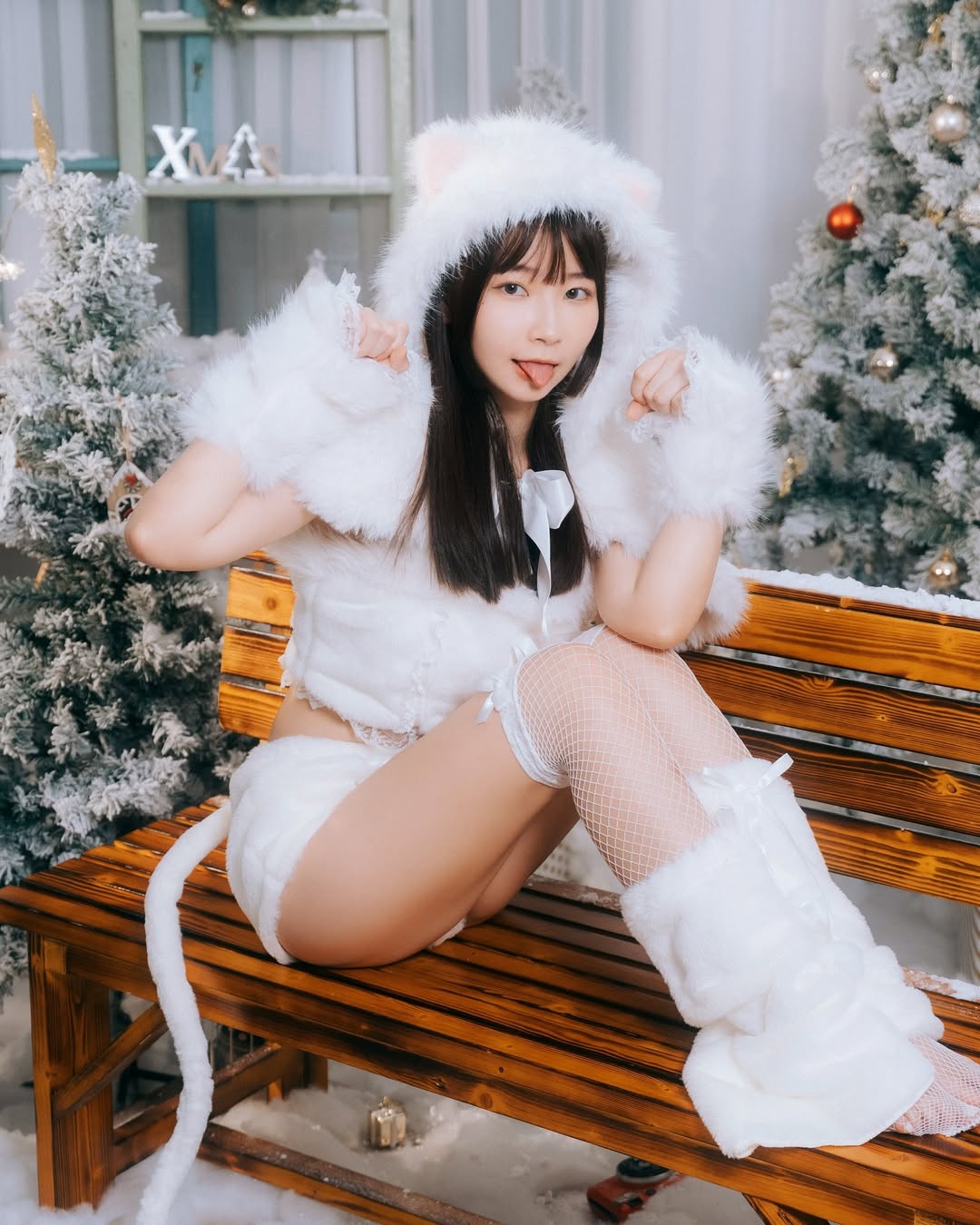 【正妹】陈QQ白丝毛绒短写真，一切光影柔和而有故事！