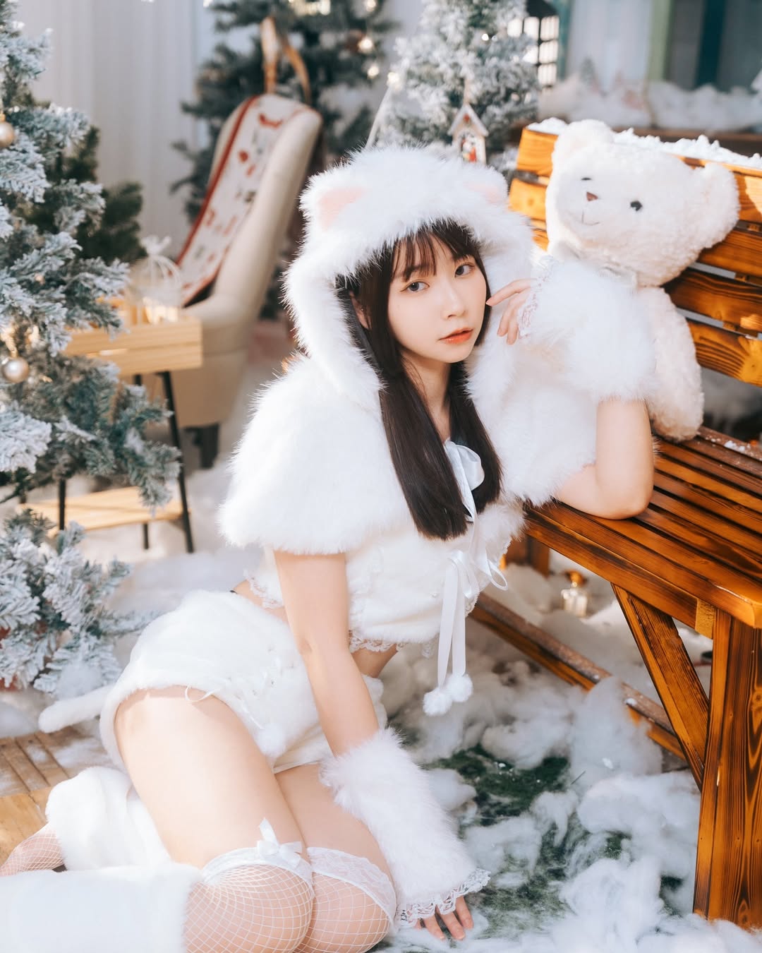 【正妹】陈QQ白丝毛绒短写真，一切光影柔和而有故事！