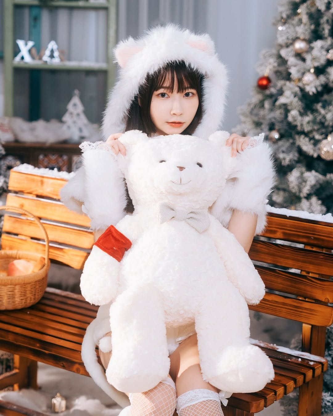 【正妹】陈QQ白丝毛绒短写真，一切光影柔和而有故事！