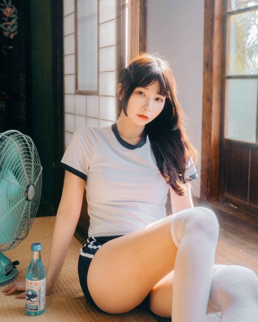 【正妹】陈QQ白丝日本体操服写真，一种轻柔的日常！