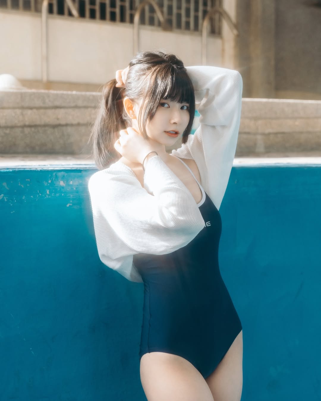 【正妹】陈QQ 白丝死库水泳装，简而细腻的日常美学！