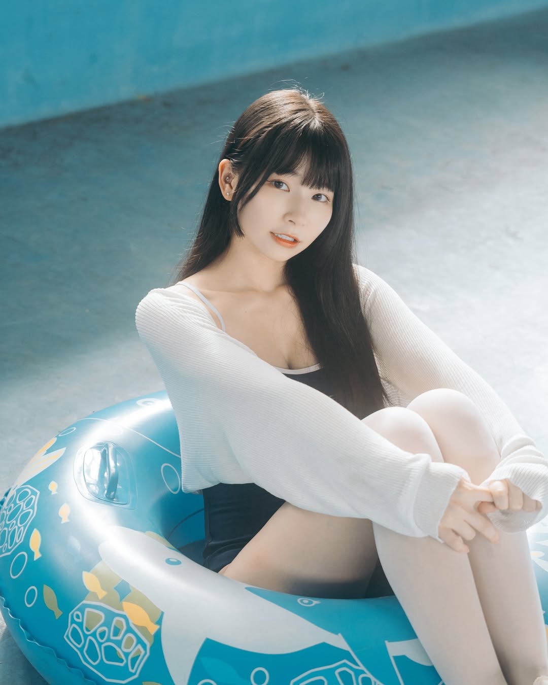 【正妹】陈QQ 白丝死库水泳装，简而细腻的日常美学！