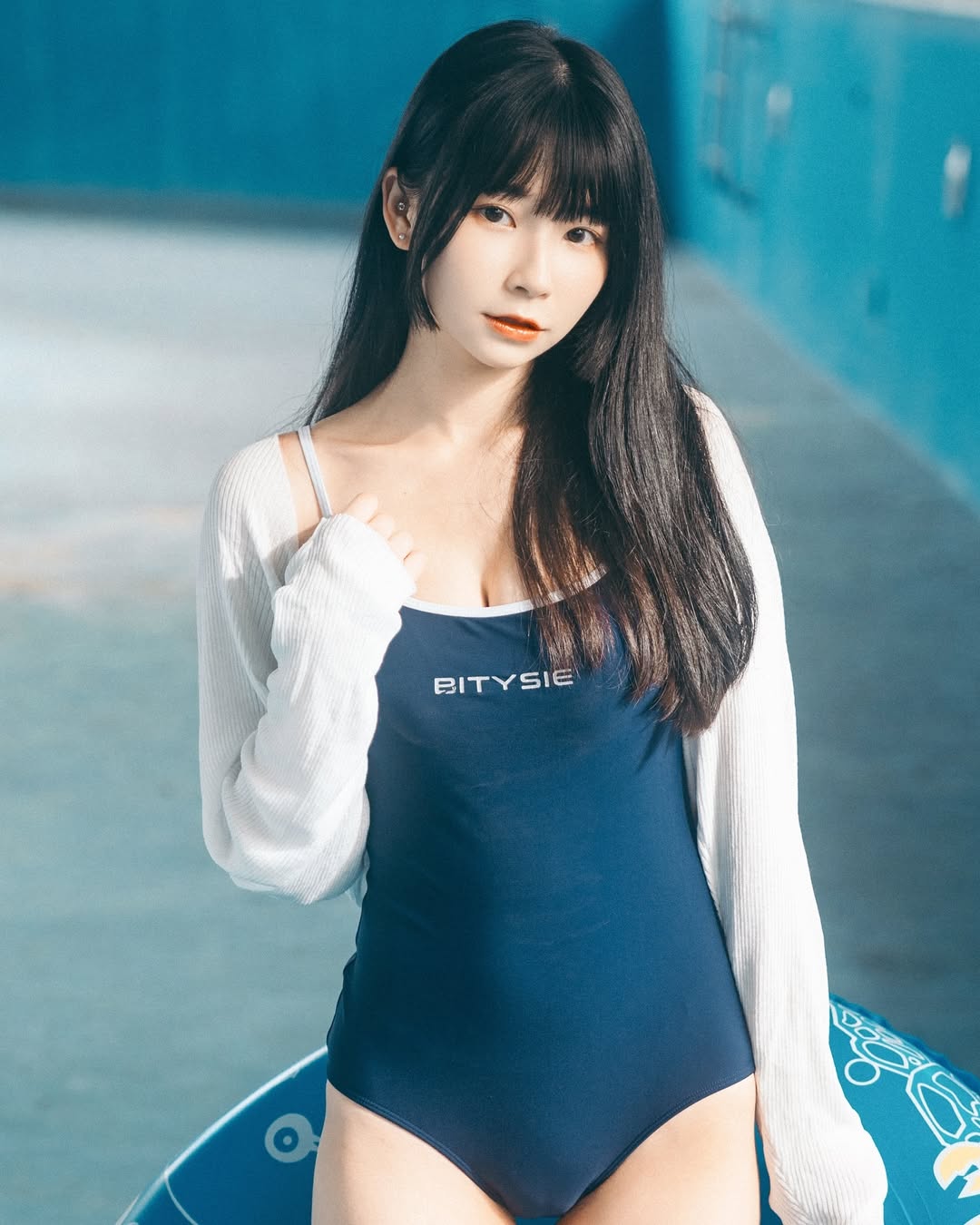 【正妹】陈QQ 白丝死库水泳装，简而细腻的日常美学！