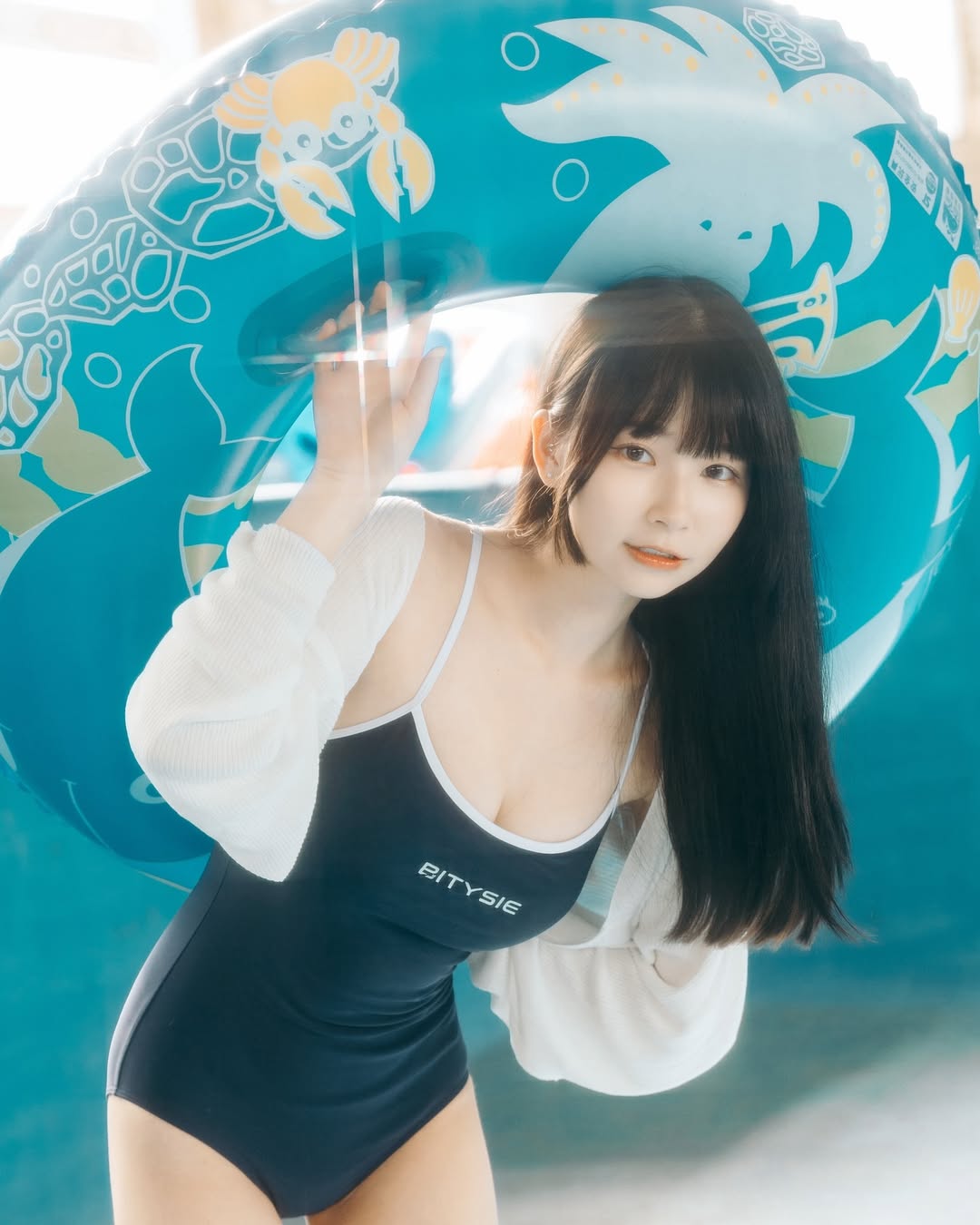 【正妹】陈QQ 白丝死库水泳装，简而细腻的日常美学！