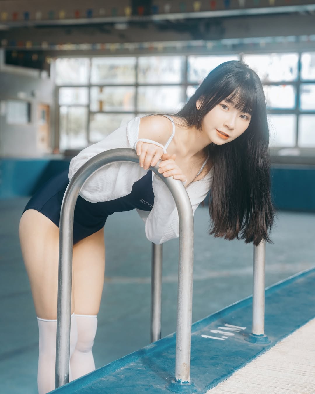 【正妹】陈QQ 白丝死库水泳装，简而细腻的日常美学！