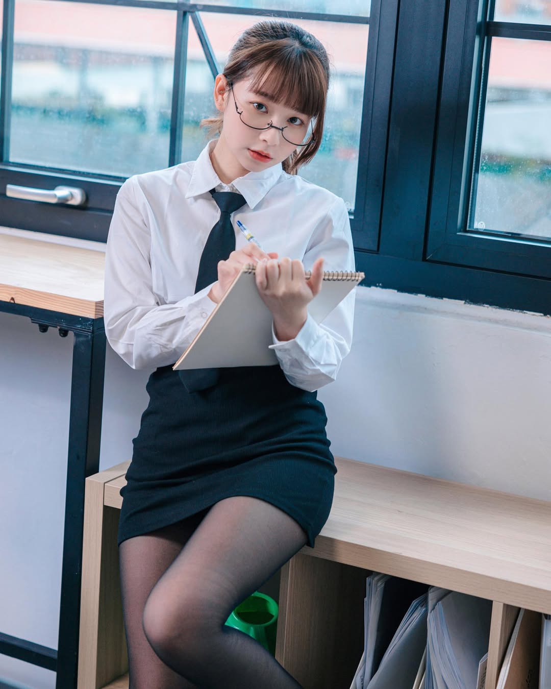 【正妹】陈QQ 黑丝制服OL，小秘书魅力太吸引人了！