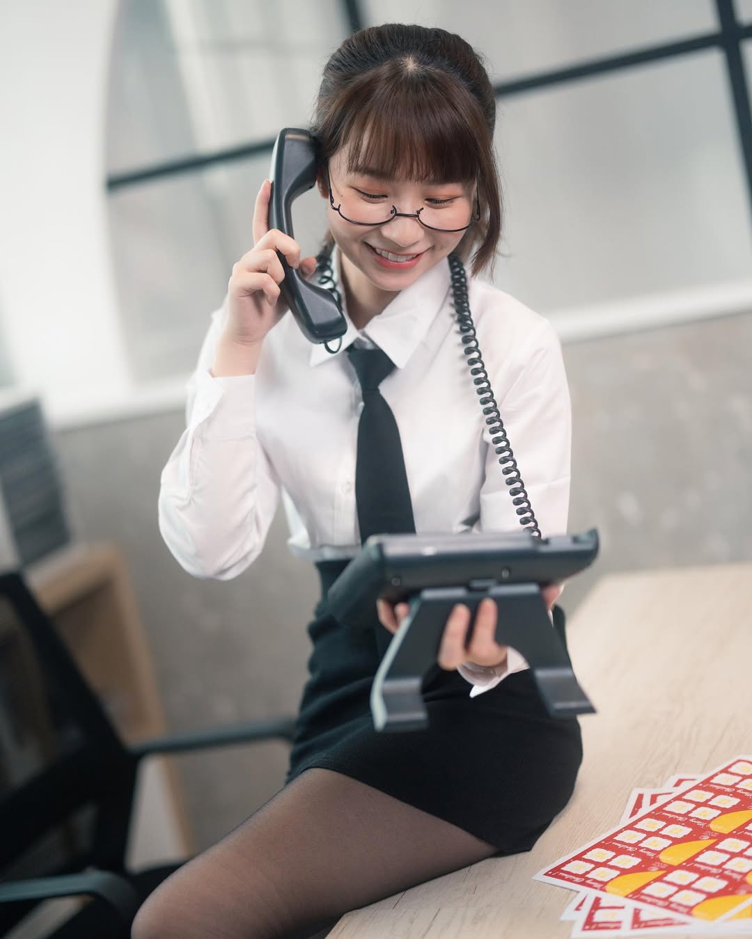 【正妹】陈QQ 黑丝制服OL，小秘书魅力太吸引人了！