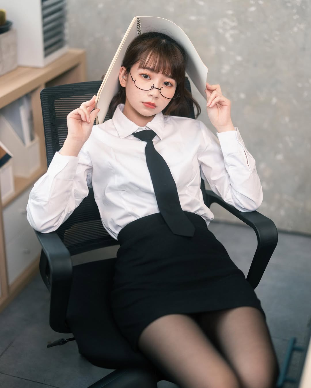 【正妹】陈QQ 黑丝制服OL，小秘书魅力太吸引人了！