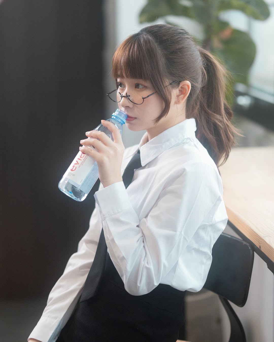 【正妹】陈QQ 黑丝制服OL，小秘书魅力太吸引人了！