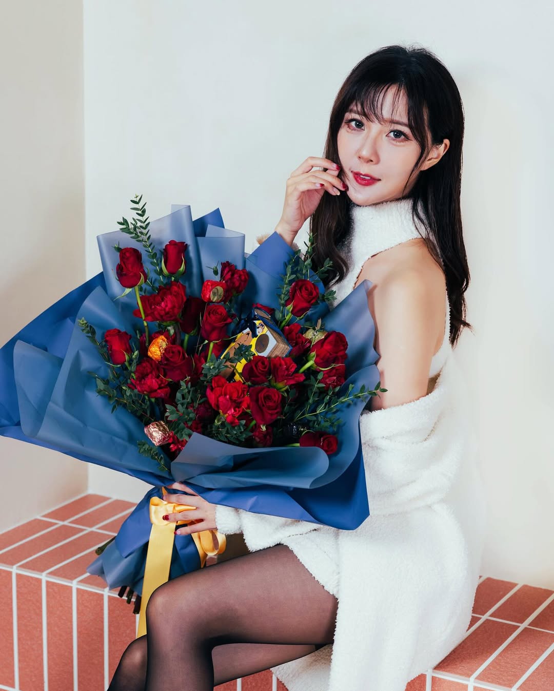 【正妹】羽晴Min 黑丝搭配针织连衣裙,美照一种新的美学表达!