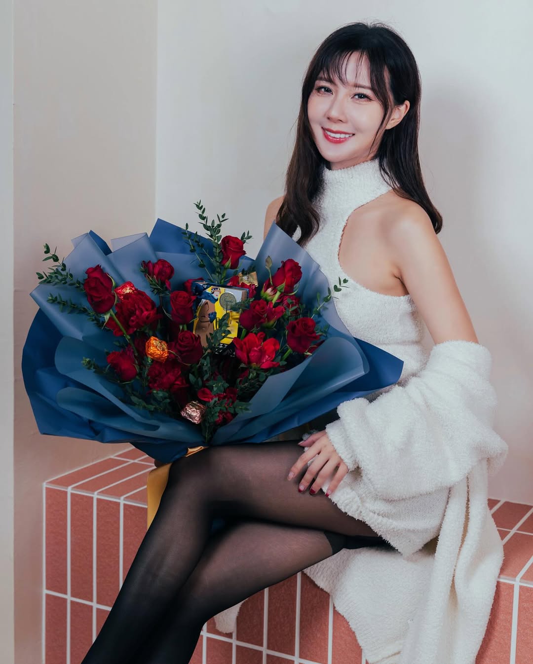 【正妹】羽晴Min 黑丝搭配针织连衣裙，美照一种新的美学表达！