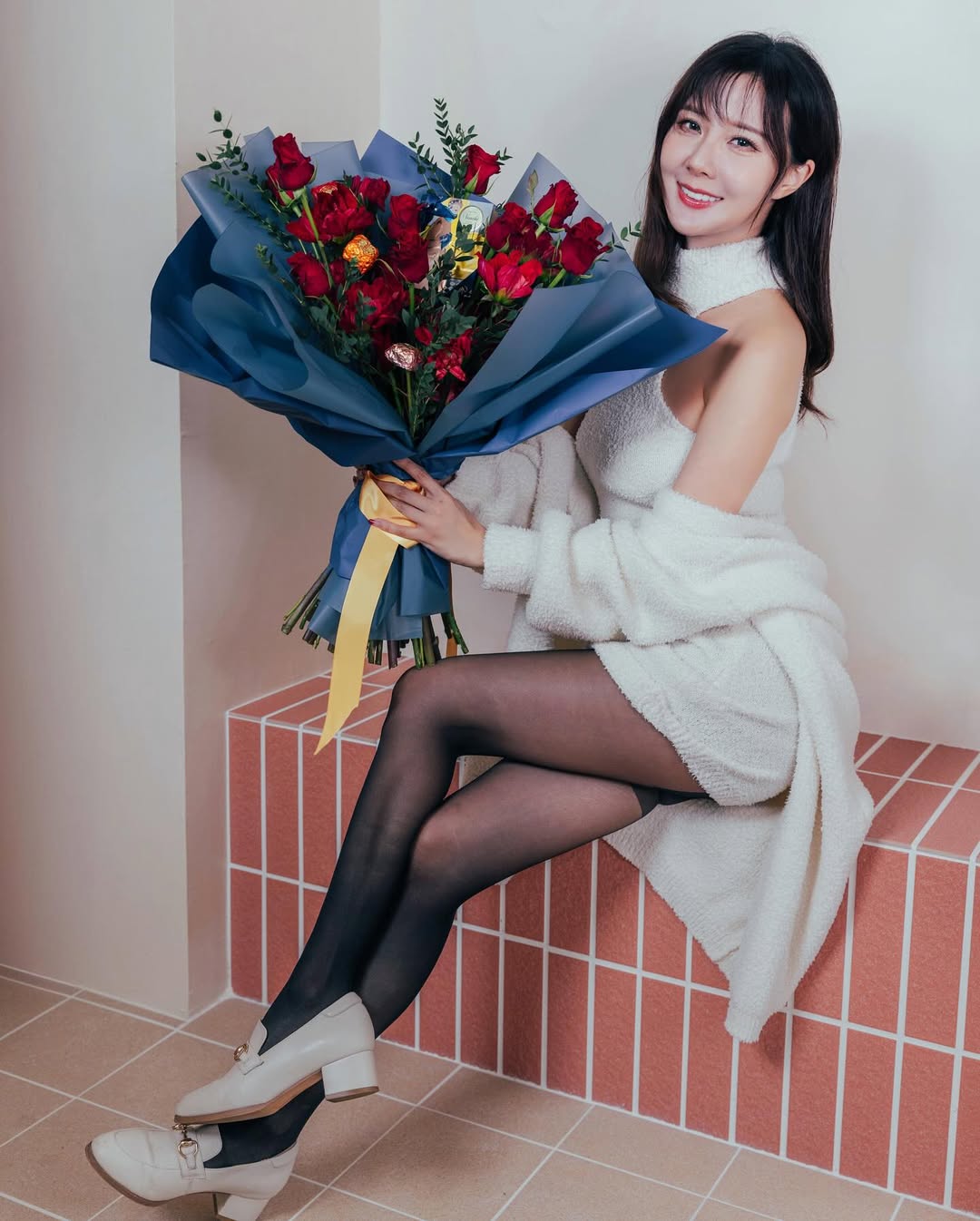 【正妹】羽晴Min 黑丝搭配针织连衣裙，美照一种新的美学表达！