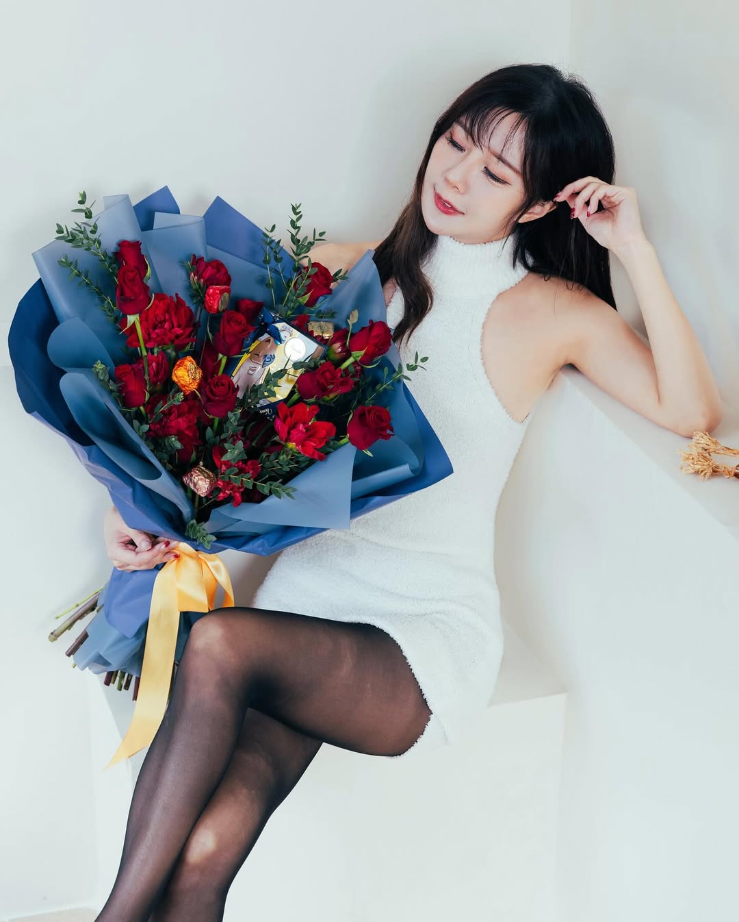 【正妹】羽晴Min 黑丝搭配针织连衣裙，美照一种新的美学表达！