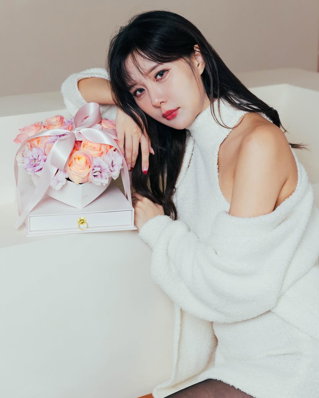 【正妹】羽晴Min 黑丝搭配针织连衣裙，美照一种新的美学表达！