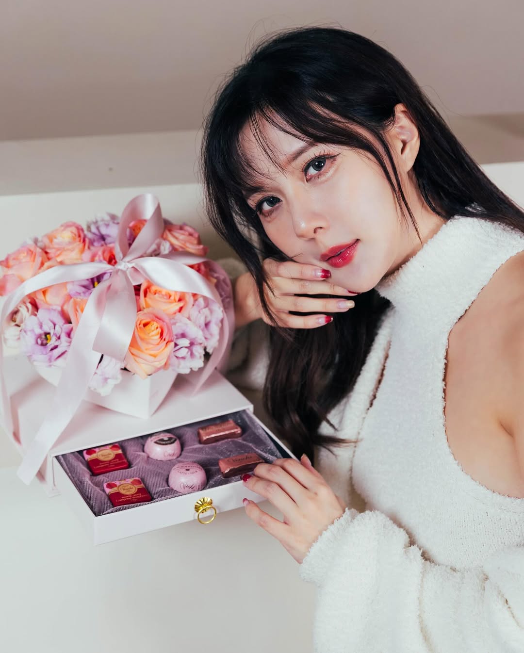 【正妹】羽晴Min 黑丝搭配针织连衣裙，美照一种新的美学表达！