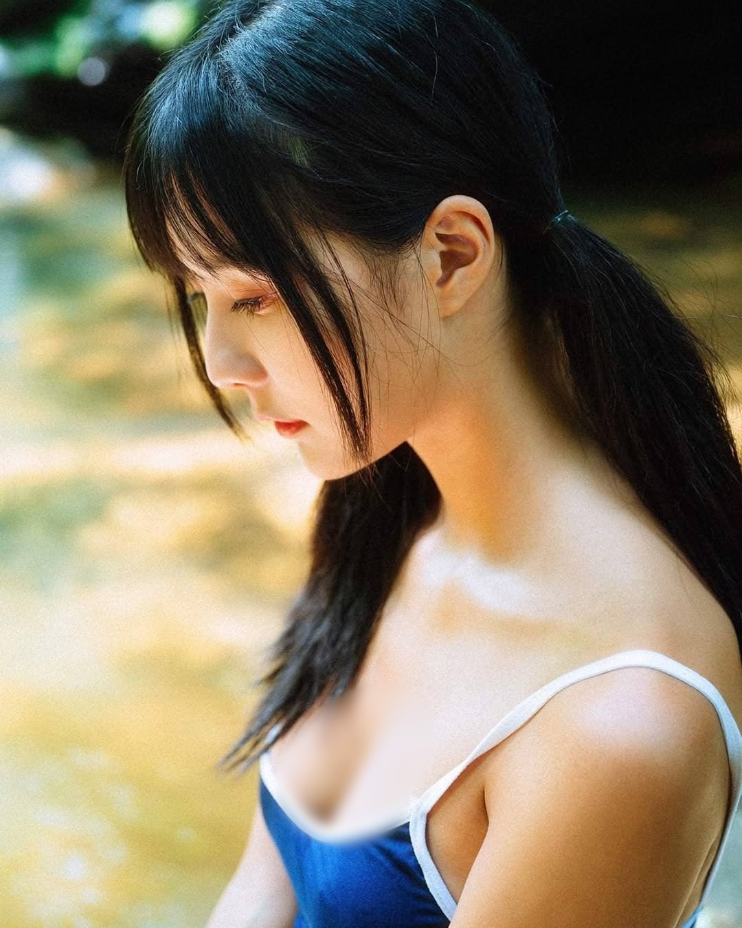 【正妹】羽晴Min 死库水泳装溪边，纤细的腿在若隐若现！