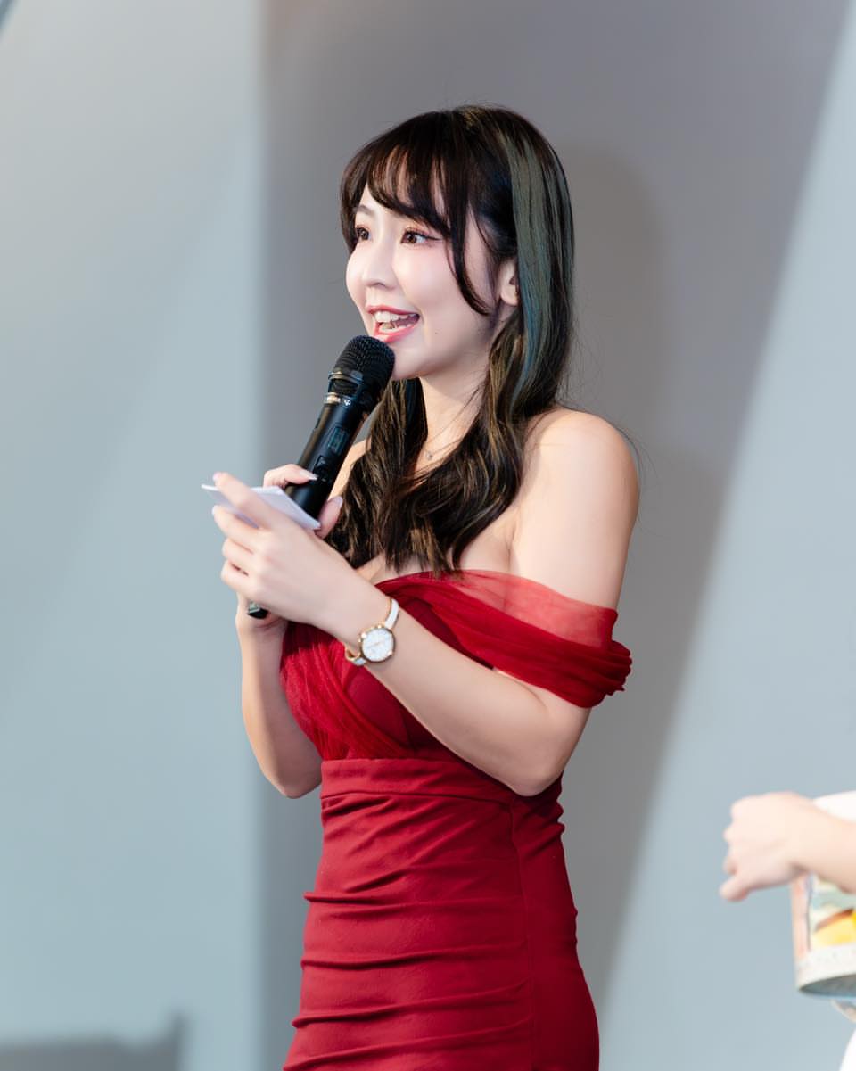 【正妹】希希CC 红色晚礼服主持人，清新感和甜美笑容！